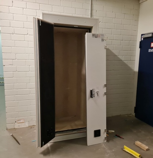 Einbau der Türen in den Brandschutzschrank