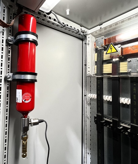 Löschmittelflasche (Gr.5) mit R-AMFE inkl. digitalem Manometer