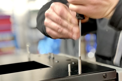 Montage von Gewindebolzen per Hand
