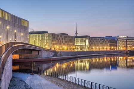 Berlin, Spree, Flussufer, Außenaufnahme von Gebäuden, Nacht
